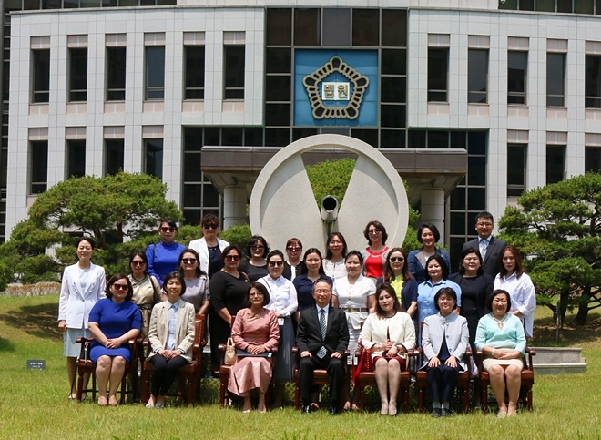 몽골여성판사협회와 기념촬영을 하고 있다.(사진제공=부산지방법원)