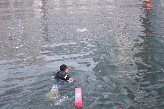 해상 익수자를 구조하고 있다.(사진제공=부산해양경찰서)