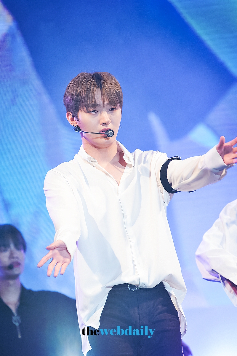 WannaOne(워너원) 윤지성, 눈빛으로 소통중
