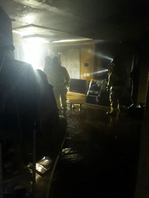 아파트 1801호에 원인불상의 화재가 발생.(사진제공=부산지방경찰청)