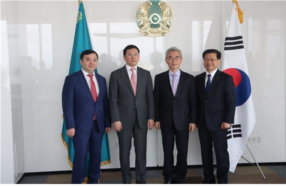 왼쪽부터 주마쇼프 HGF 사장, 아이다르 Baiterek 사장, 김대식 駐카자흐스탄 대한민국 대사, 이재광 HUG 사장.(사진=HUG)