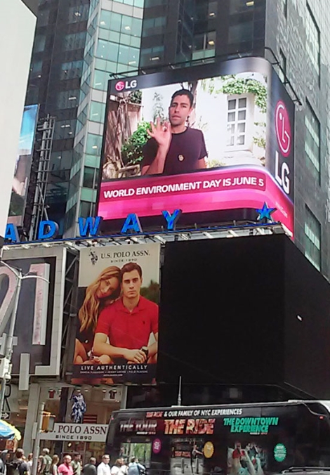 뉴욕 타임스스퀘어/런던 피커딜리에 있는 LG전자 전광판에서 환경보호 캠페인 영상을 상영하고 있다. (사진=LG전자)