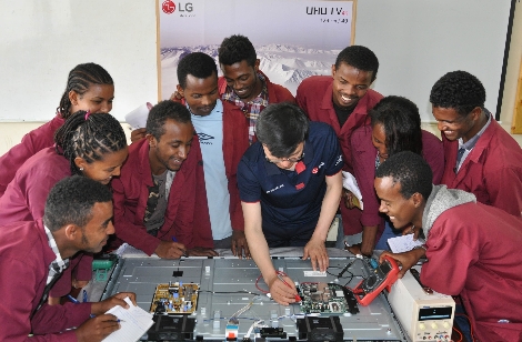 에티오피아 수도 아디스아바바에 있는 LG-KOICA 희망직업훈련학교에서 학생들이 애프터서비스 전문가에게 제품 수리 노하우를 배우고 있다. (사진=LG전자)