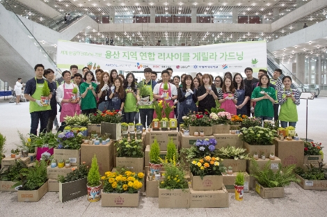 LG유플러스는 세계 환경의 날(6/5)을 맞이해 용산에 위치한 아모레퍼시픽, CJ CGV, HDC 신라면세점, 숙명여자대학교, 보성여고 학생회, 용산구 자원봉사센터와 연합으로 ‘리사이클 게릴라 가드닝 행사’를 진행했다. (사진=LG유플러스)
