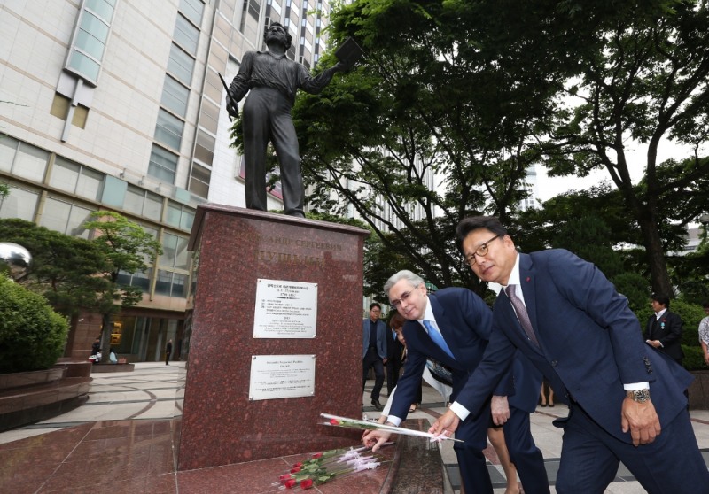 지난 4일 롯데호텔서울에서 열린 ‘알렉산드르 뿌쉬낀 기념 시 낭송회’에서 롯데호텔 김정환 대표이사(오른쪽)와 알렉산드르 티모닌 주한러시아대사가 푸쉬낀 동상에 기념 헌화를 하고 있다.(사진=롯데호텔서울)