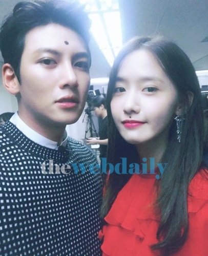 윤아와 함께 다소 코믹 샷...지창욱, 사슴같은 눈망울 돋보여