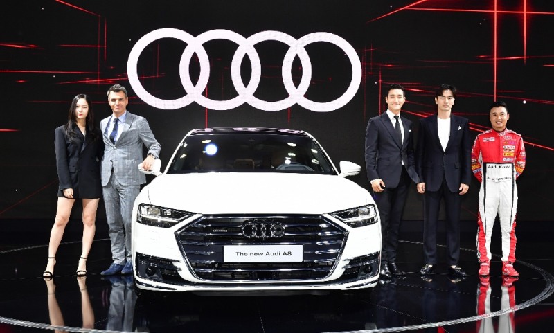 아우디 A8과 (좌측부터)크리스탈, 세드릭주흐넬 아우디 코리아 사장, 아우디 A8, 최시원, 이진욱, 유경욱 선수.(사진=아우디 코리아)