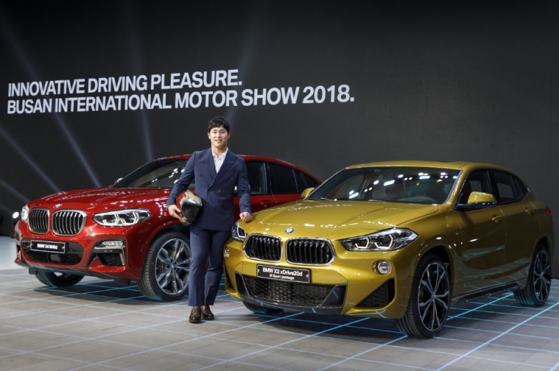 윤성빈 선수가 BMW 뉴 X4, 뉴 X2 모델 앞에서 포즈를 취하고 있다.(사진=BMW 코리아)