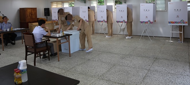 부산구치소 수용자들이 거소투표에 참여하고 있다.(사진제공=부산구치소)