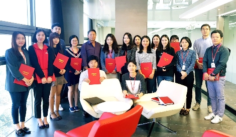 페퍼저축은행 각 부서별 ‘행복지킴이’와 함께한 장매튜 대표 (왼쪽에서 5번째. 사진=페퍼저축은행)