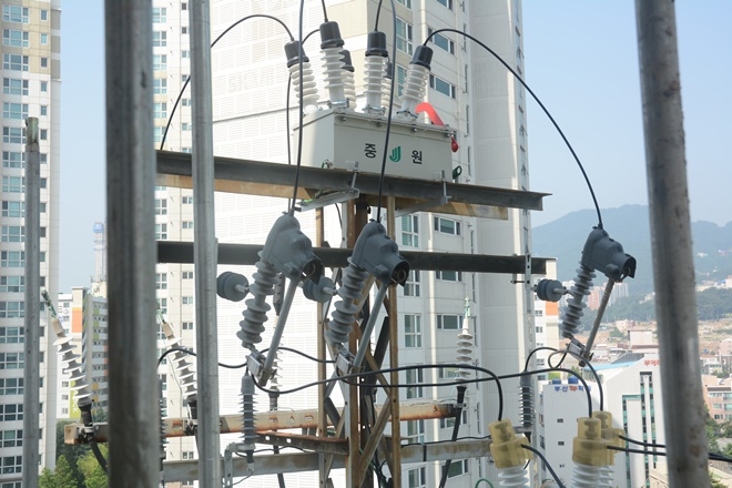 비계해체 작업중 근로자가 건드린 고압수전설비.(사진제공=부산지방경찰청)