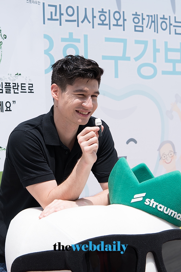 알렉스 맞추켈리, 구강보건의 날 포토월 행사