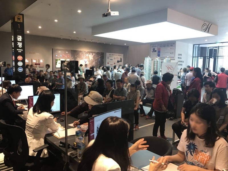 힐스테이트 금정역 견본주택에 모인 사람들. (사진=포애드원)