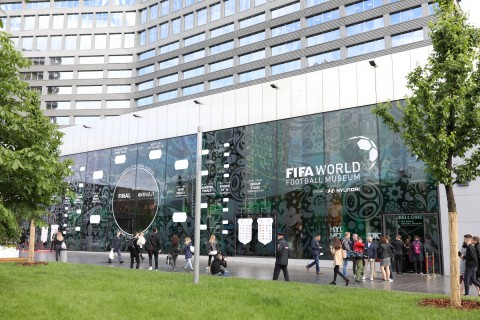 2018 FIFA 러시아 월드컵 기간 동안 현대 모터스튜디오 모스크바 건물 외관 벽면에 조성된 경기 대진표 파사드