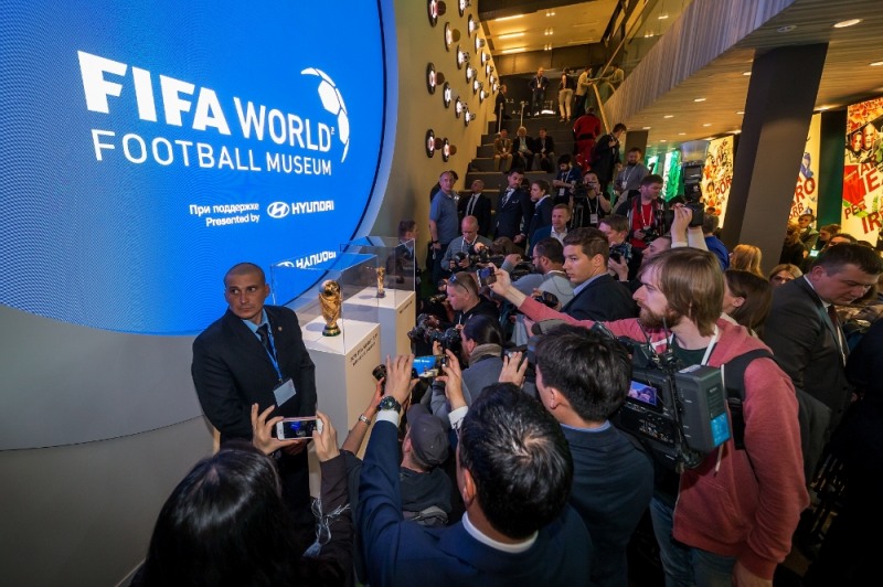 기념 특별 전시회 'FIFA World Football Museum Presented by Hyundai'의 개막 행사에서 동시 공개된 <2018 FIFA 러시아 월드컵> 트로피(좌)와 FIFA 월드컵 최초 트로피인 ‘줄리메 컵’(우)의 모습.(사진=현대자동차)