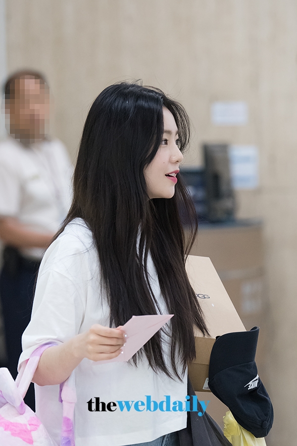 레드벨벳(RedVelvet) 아이린, 김포국제공항 입국 현장