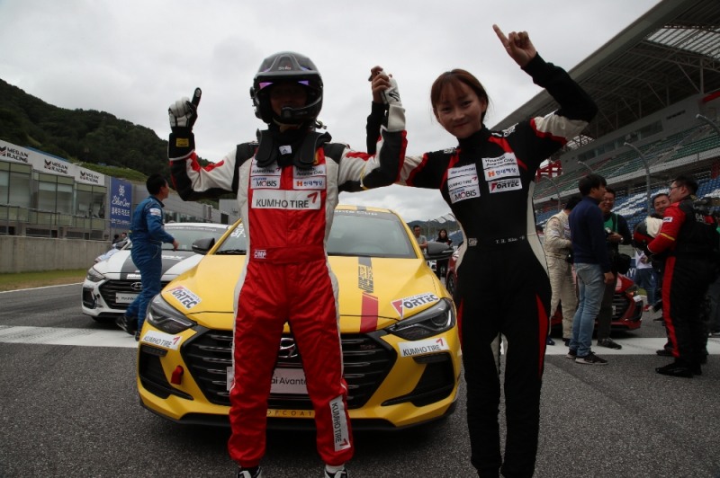 '2018 현대 아반떼컵 내구레이스'에서 우승을 차지한 박동섭 선수(좌)와 김태희 선수(우).(사진=현대자동차)