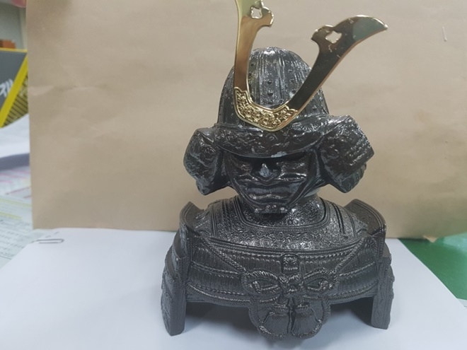아파트 분수대 바닥으로 떨어진 사무라이 철제조각상.(사진제공=부산지방경찰청)
