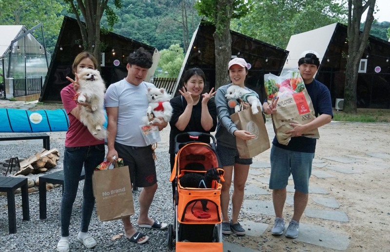 도그 어질리티에서 1위를 차지한 토리(푸들)와 견주 장송이씨(사진 가운데)를 비롯한 입상자들이 포즈를 취하고 있다.(사진=쌍용자동차)