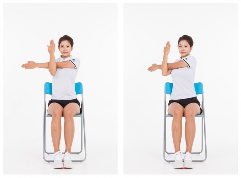 농사일 틈틈이 어깨 지켜주는 스트레칭 (사진=자생한방병원)