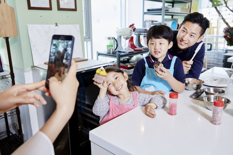 GC녹십자 임직원과 가족들이 경기도 용인에 위치한 ‘플라리네 베이킹 스튜디오’에서 ‘Connect+’ 프로그램에 참여하고 있다.