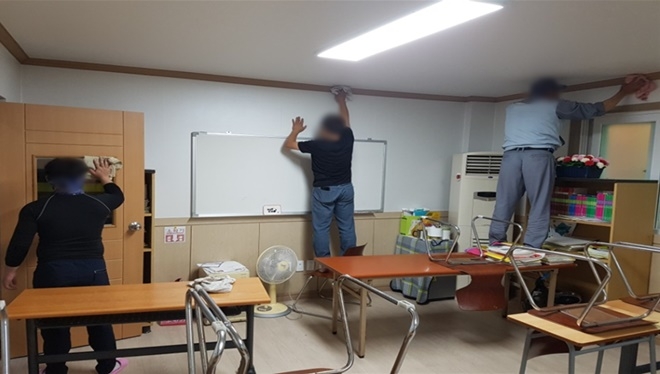 교실 청소 등 주거환경개선 사회봉사활동을 벌이고 있다.(사진제공=통영준법지원센터)