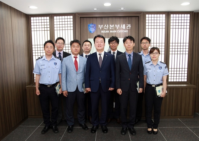 양승권 부산본부세관장(앞줄 가운데)이 분야별 유공자들과 기념촬영을 하고 있다.(사진제공=부산본부세관)
