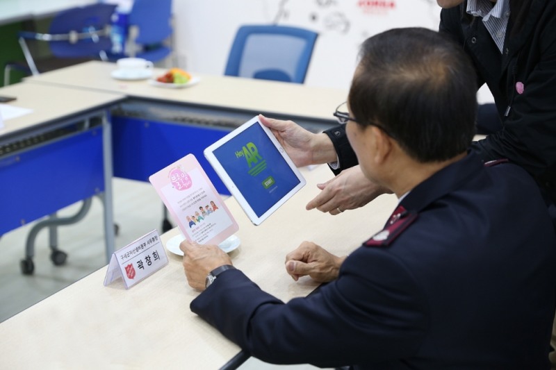 구세군자선냄비본부 곽창희 사무총장이 지난 5월 12일 블루밍 기부 데이 행사에 참석해 블루밍 캠페인을 위해 제작된 AR(Augmented Reality, 증강 현실) 콘텐츠 시연에 참여하고 있다. (사진=한국화이자제약)