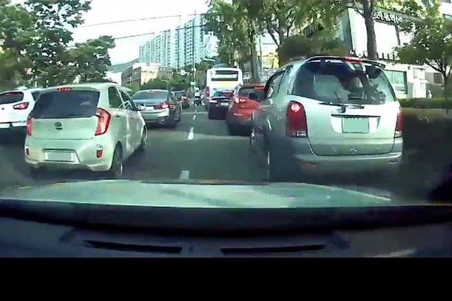 도로위의 모세의 기적이 일어나고 있다.(사진제공=부산지방경찰청)