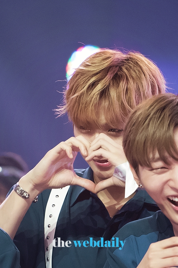 워너원(WannaOne) 강다니엘, 먼저 큰하트 발사
