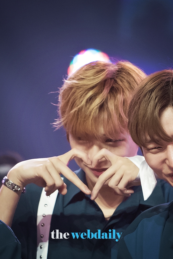 워너원(WannaOne) 강다니엘, 하트 이쁘죠?