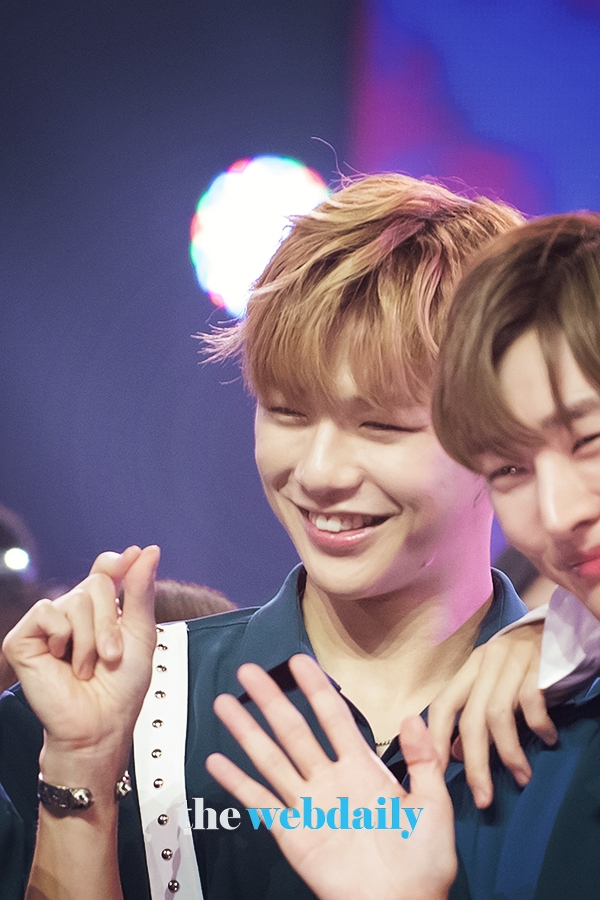 워너원(WannaOne) 강다니엘, 미니 하트 발사