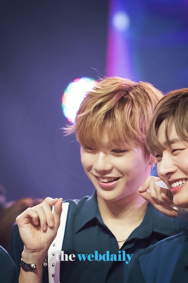 워너원(WannaOne) 강다니엘, 양손으로 미니하트
