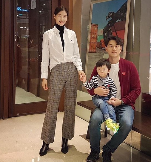 이현이 남편 옆에 선 고속도로급 우월라인...남다른 가족사진