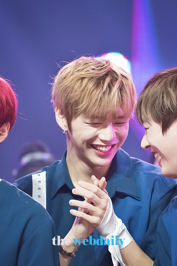 워너원(WannaOne) 강다니엘, 미소가 아름다워