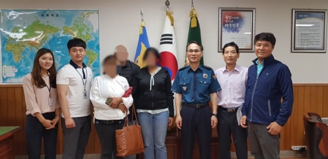 사이비종교에 심취해 실종된 외국인여성을 미국서 온 가족에게 인계하고 기념촬영을 하고 있다.(사진제공=창원중부경찰서)
