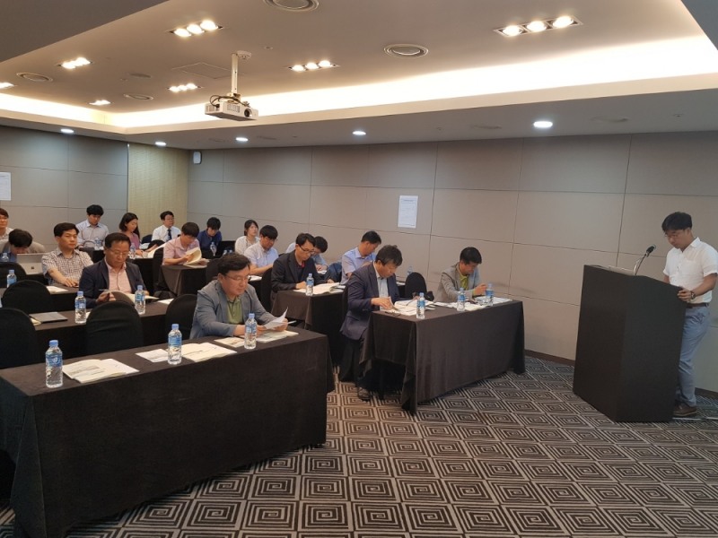 국토교통부와 한국국토정보공사(LX, 사장 직무대행 조만승)가 15일 서울 더케이호텔에서 국내 공간정보표준 전문가들이 참석한 가운데‘2018 공간정보표준 활성화 워크숍’을 개최했다.(사진=한국국토정보공사)