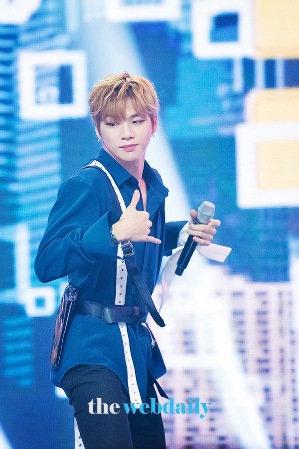 워너원(WannaOne) 강다니엘, 애교 미소와 손짓