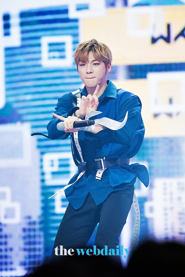 워너원(WannaOne) 강다니엘, 입꼬리 방긋