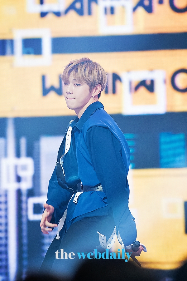 워너원(WannaOne) 강다니엘,강다니엘, 산들산들 몸짓