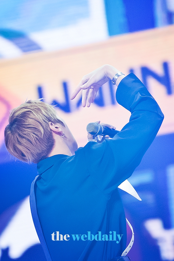 워너원(WannaOne) 강다니엘, 예술같은 손목