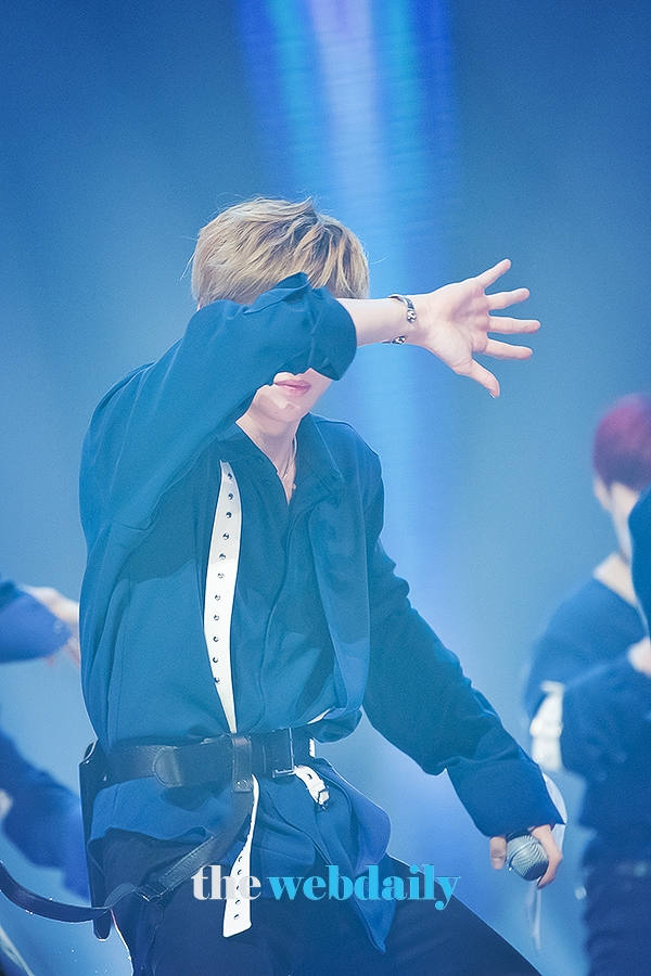 워너원(WannaOne) 강다니엘, 얼굴 대신 손바닥