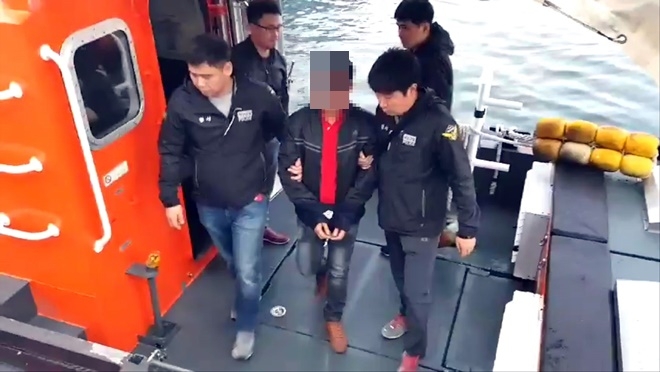 긴급체포한 피의자를 압송하고 있다.(사진=울산해양경찰서)