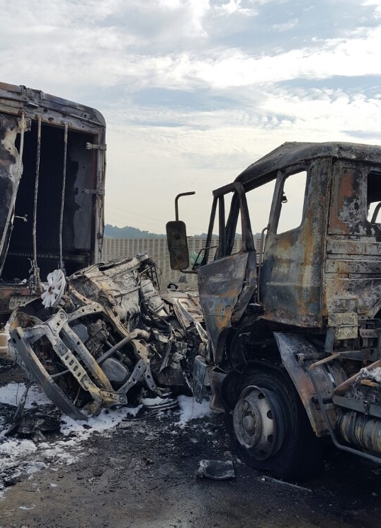 추돌사고로 차량이 전소되거나 반소돼 종잇장처럼 구겨져 있다. (사진제공=울산소방본부)