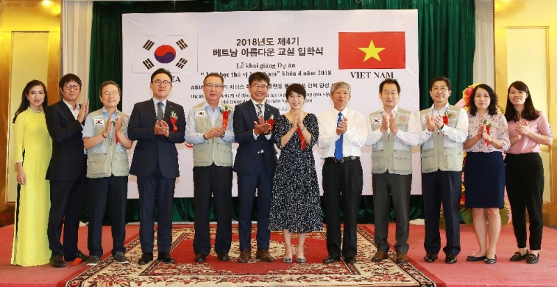 CJ프레시웨이 글로벌본부장 신상엽 상무(왼쪽)와 골든게이트 다오 더 빈 대표(오른쪽)가 MOU를 체결하고 악수를 나누는 모습 (사진=CJ프레시웨이)