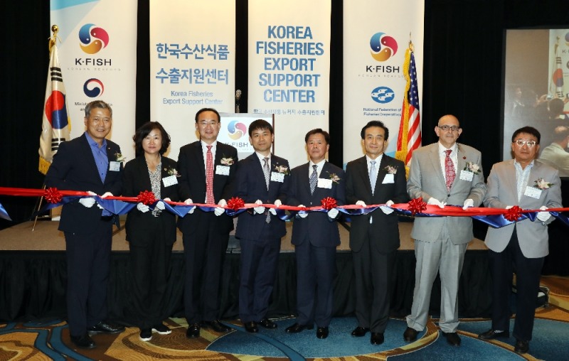 지난 19일(현지시각) 미국 뉴저지주 티넥 메리어트 앳 글렌포인트(Teaneck Marriott at Glenpointe) 호텔에서 열린 ‘뉴저지 수출지원센터’ 개소식에서 박경철 해양수산부 수산정책국장(사진 좌측에서 세번째),이중찬 수협중앙회 상임이사(사진 좌측에서 다섯번째), 박효성 주뉴욕 총영사관 총영사(사진 왼쪽에서 여섯번째), 박종욱 뉴저지 수출지원센터장(사진 왼쪽 네번째) 이 커팅식을 진행하고 있다.(사진=수협중앙회)