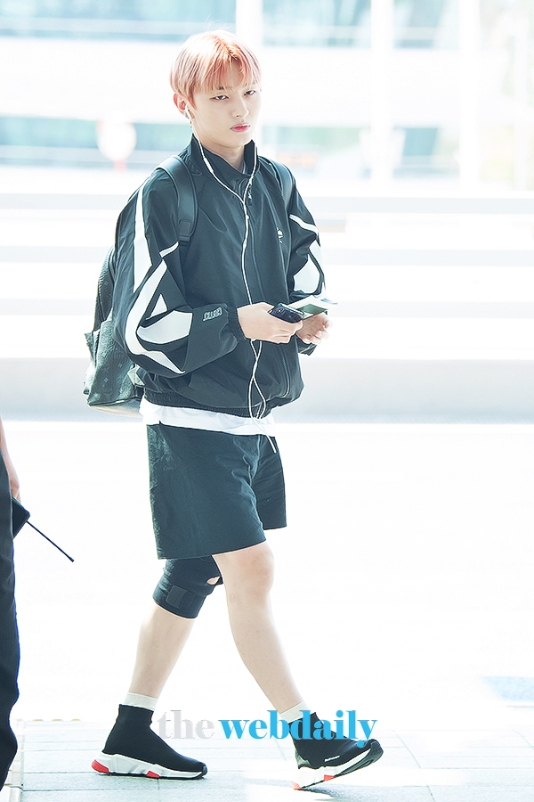 WannaOne(워너원) 윤지성, 인천국제공항 출국 현장