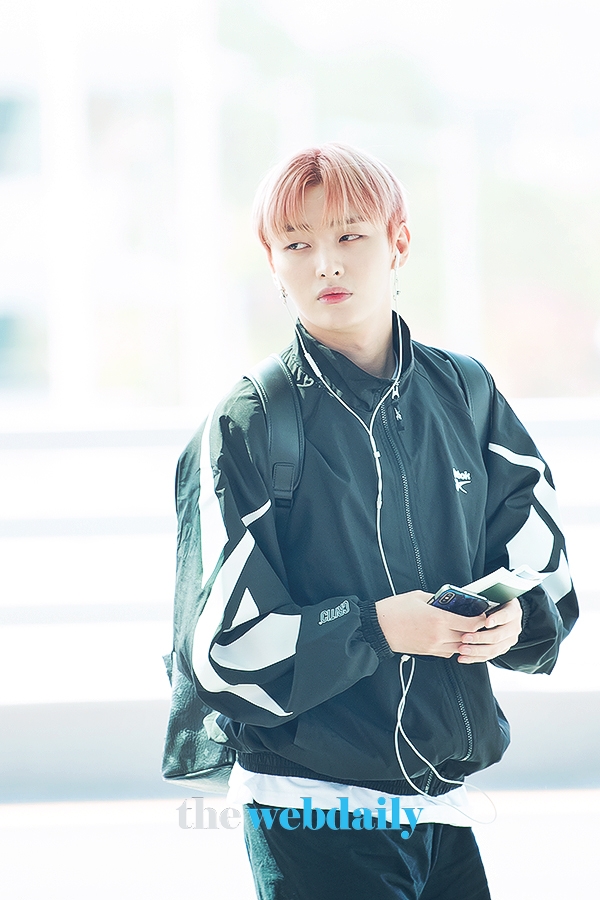 WannaOne(워너원) 윤지성, 인천국제공항 출국 현장