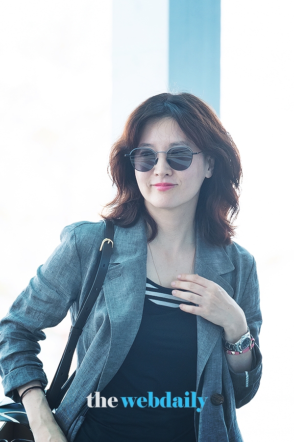 이영애, 인천국제공항 출국 현장