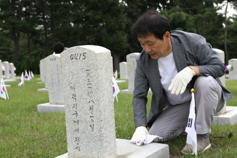 자생의료재단 박병모 이사장이 지난 19일 국립현충원을 찾아 봉사활동을 하고 있다. (사진=자생의료재단)